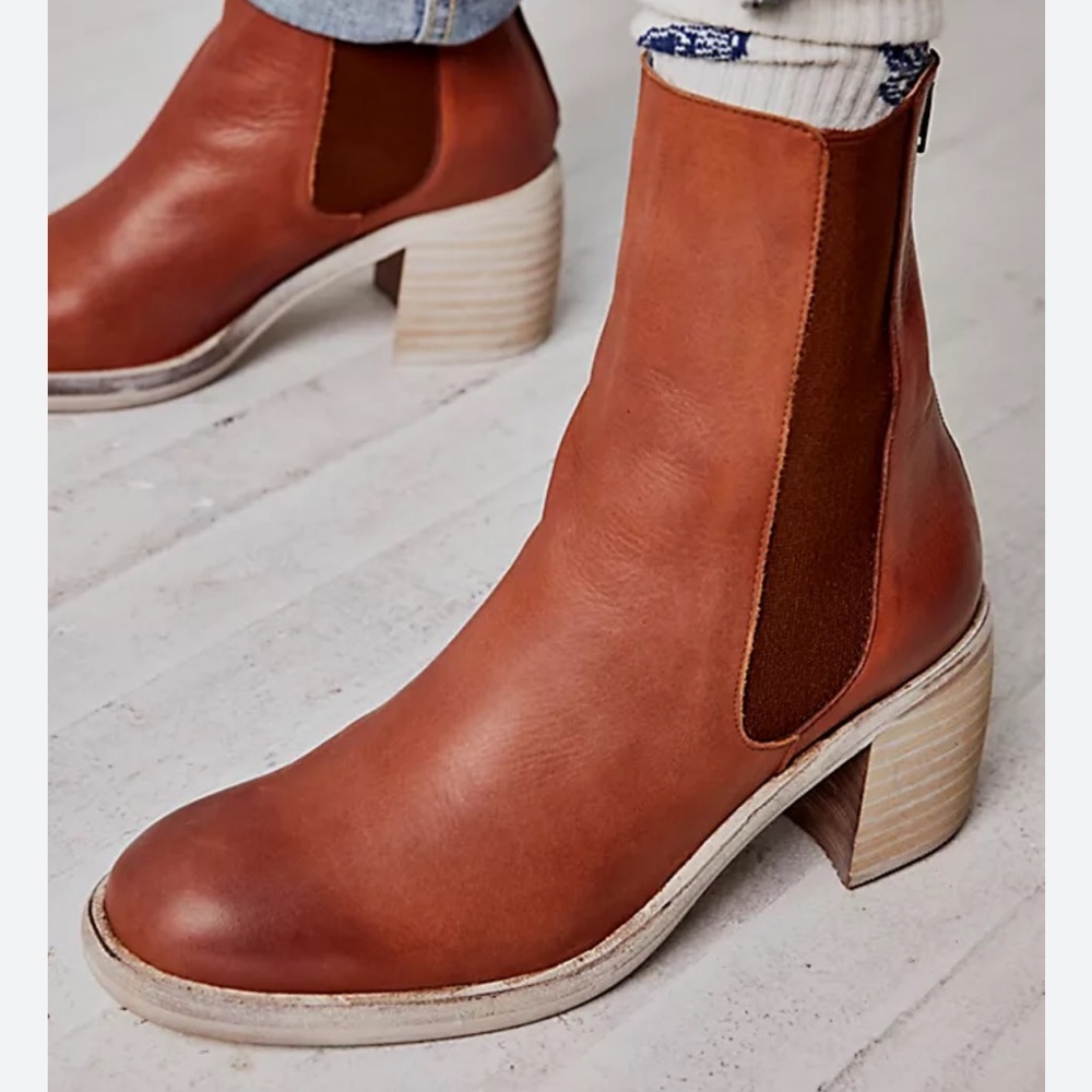 •Free People• Essential Chelsea Boot